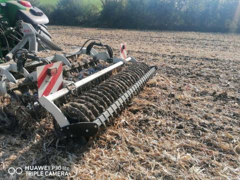 Disk harrow for shallow tillage and preparation for sowing. Vosek Photo: Andrej Ropič